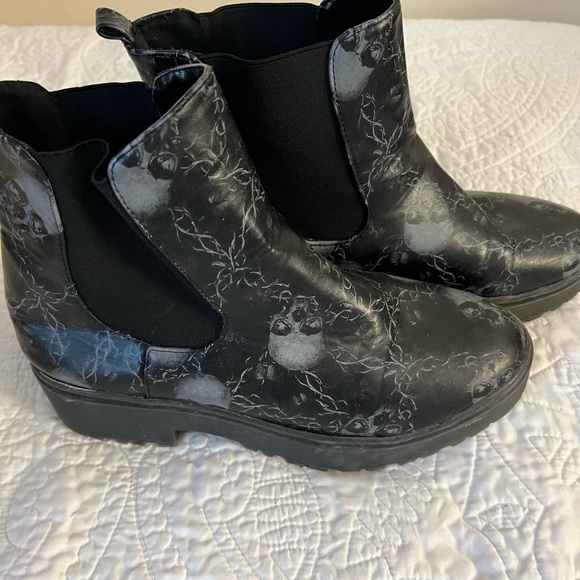 Black platform skull and chain boots. Size 10 - Picture 5 of 11